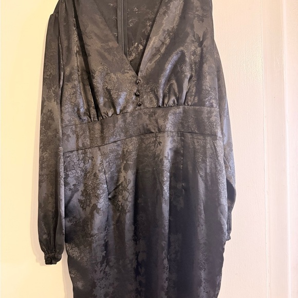 Elegant Black V-Neck Dress - Picture 3 of 6